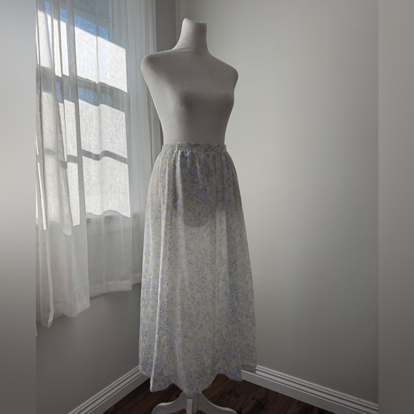 Vintage ‘80s TanJay by Nygard White Floral Print Elastic Waist Midi Skirt - Picture 5 of 9